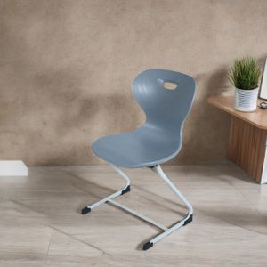 Scaun cu picioare în formă de Z